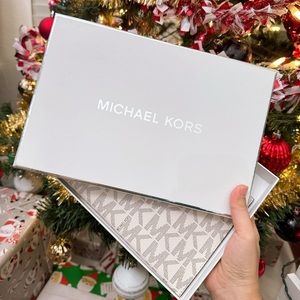 Michael Kors Jet Set Charm Large Cluth Gift Box